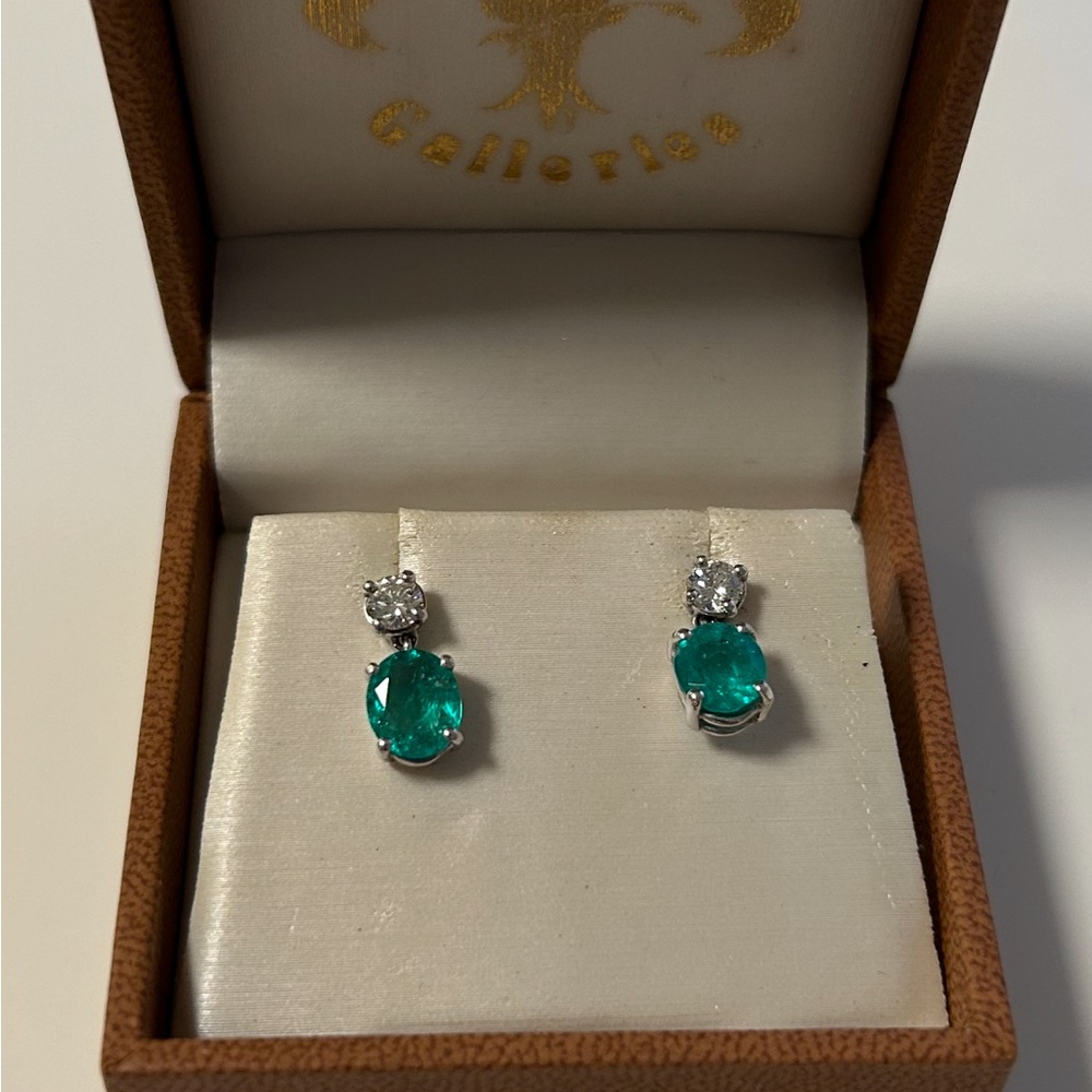 18k White Gold Natural Emerald and Diamond earrings